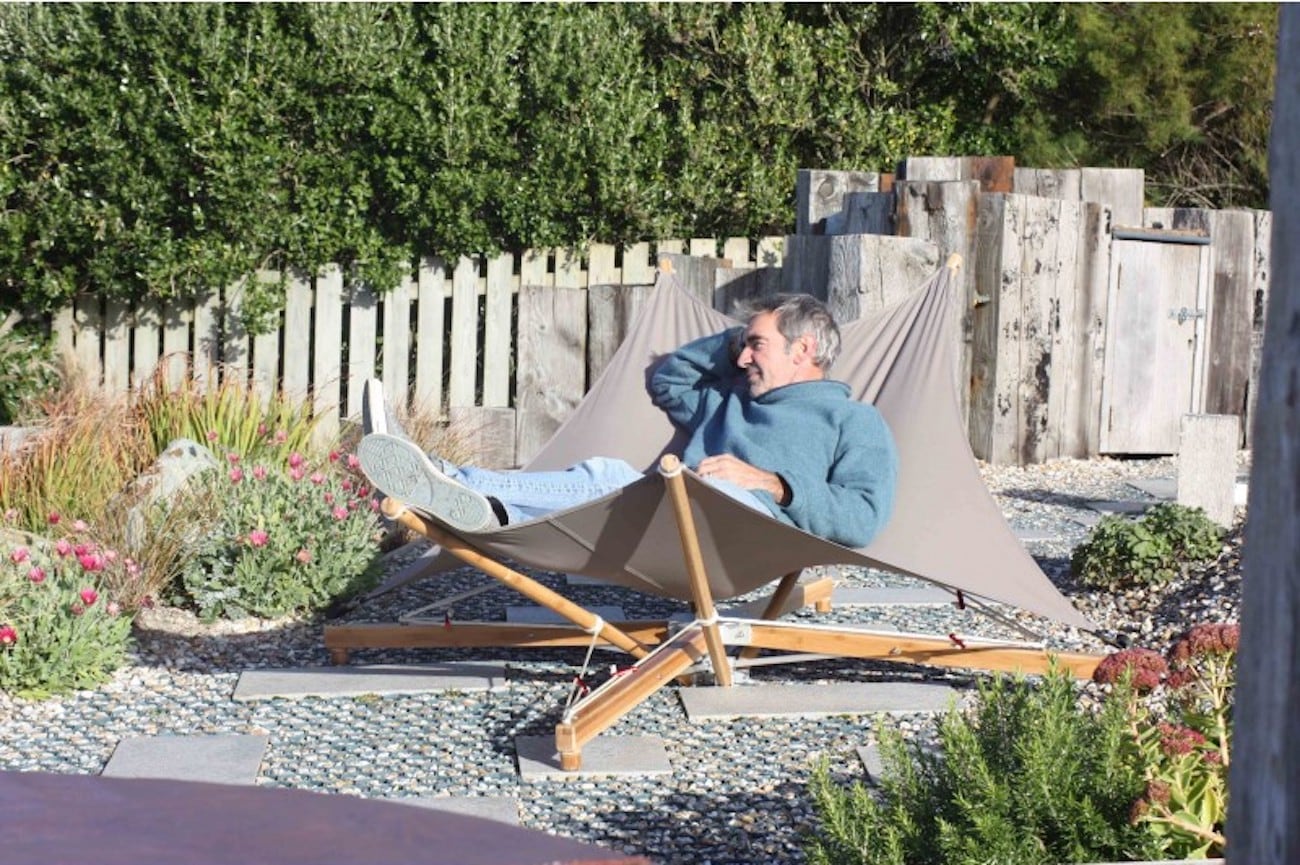 创意折叠家具设计欣赏之Cacoon Kajito可折叠竹制躺椅1.jpg