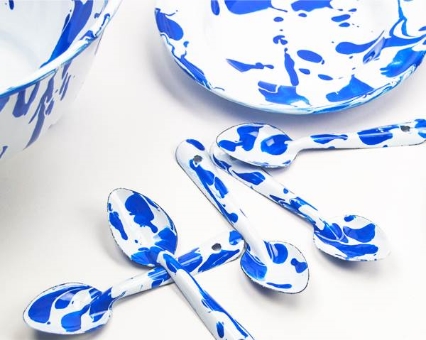 精美的餐具设计创意欣赏，白蓝色搪瓷餐具套装